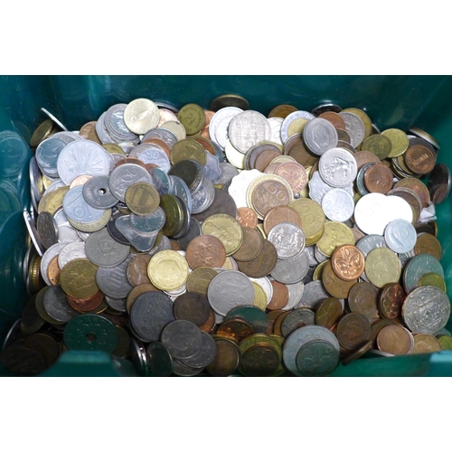 662 - A collection of foreign coins (5kg)