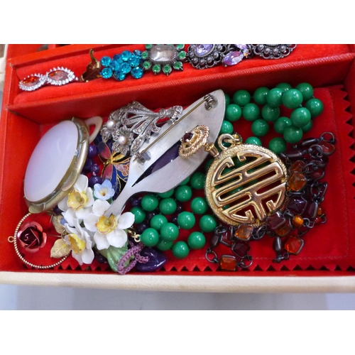 675 - A jewellery box with vintage and other jewellery including a pair of silver earrings