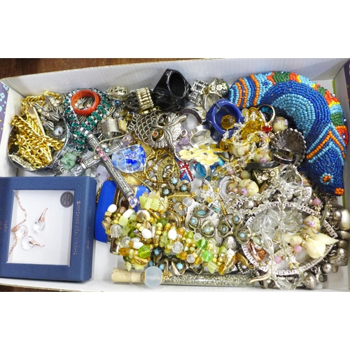 678 - Assorted costume jewellery, cruxifixes, etc.