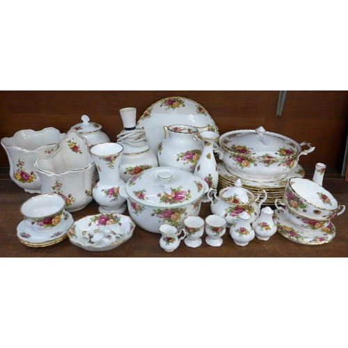681 - A collection of Royal Albert Country Roses china and similar pattern china **PLEASE NOTE THIS LOT IS... 