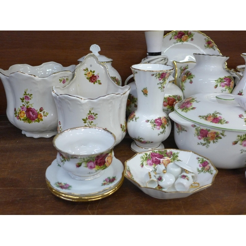 681 - A collection of Royal Albert Country Roses china and similar pattern china **PLEASE NOTE THIS LOT IS... 