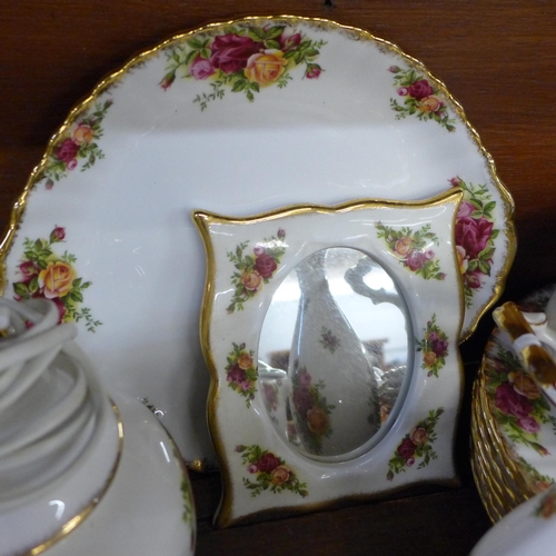 681 - A collection of Royal Albert Country Roses china and similar pattern china **PLEASE NOTE THIS LOT IS... 