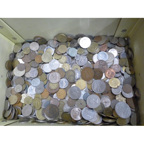 686 - A collection of coins, mixed world coins (4.1kg)