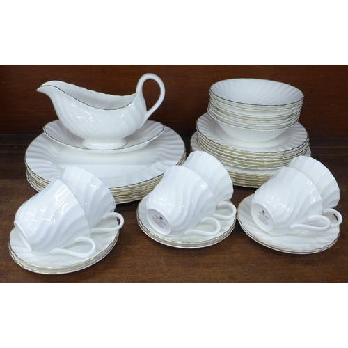 696 - A Wedgwood Gold Chelsea 32 piece dinner service **PLEASE NOTE THIS LOT IS NOT ELIGIBLE FOR IN-HOUSE ... 