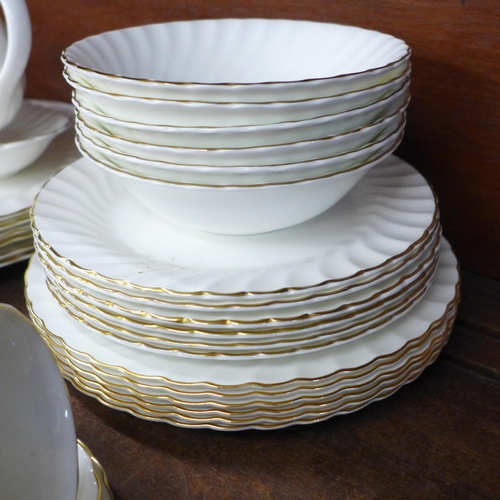 696 - A Wedgwood Gold Chelsea 32 piece dinner service **PLEASE NOTE THIS LOT IS NOT ELIGIBLE FOR IN-HOUSE ... 