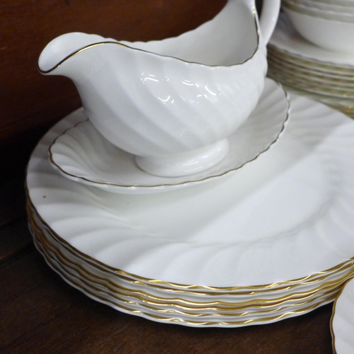 696 - A Wedgwood Gold Chelsea 32 piece dinner service **PLEASE NOTE THIS LOT IS NOT ELIGIBLE FOR IN-HOUSE ... 