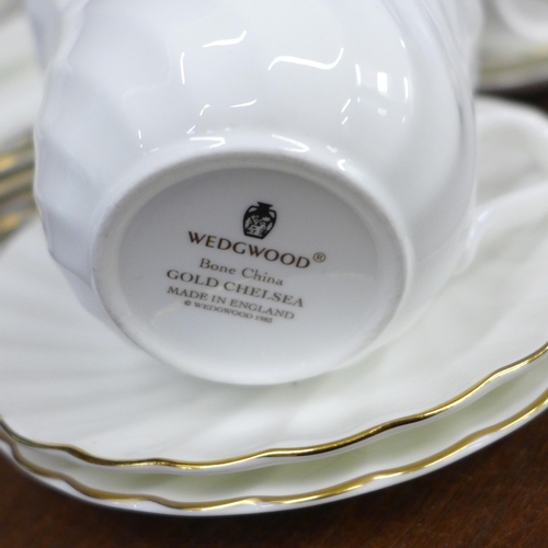 696 - A Wedgwood Gold Chelsea 32 piece dinner service **PLEASE NOTE THIS LOT IS NOT ELIGIBLE FOR IN-HOUSE ... 