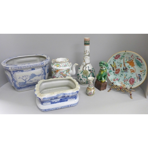 714 - A box of mixed Chinese export porcelain plates, planter, vase, teapot, etc., some a/f including bott... 