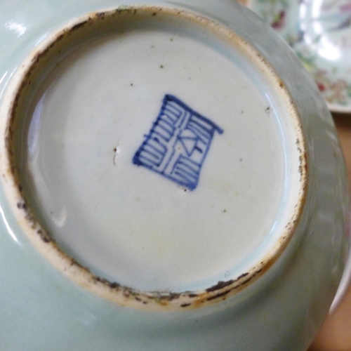 714 - A box of mixed Chinese export porcelain plates, planter, vase, teapot, etc., some a/f including bott... 