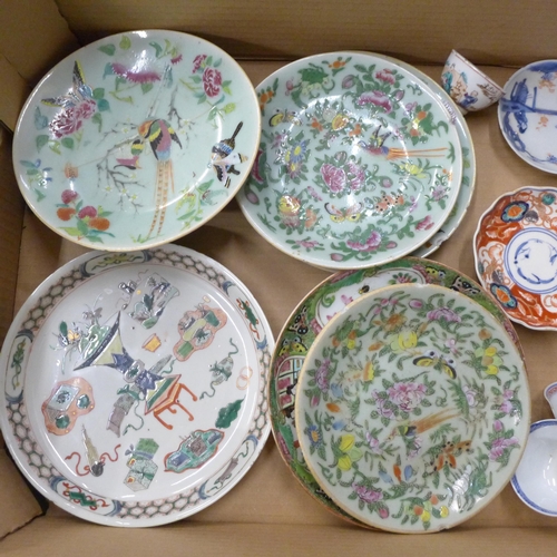 714 - A box of mixed Chinese export porcelain plates, planter, vase, teapot, etc., some a/f including bott... 