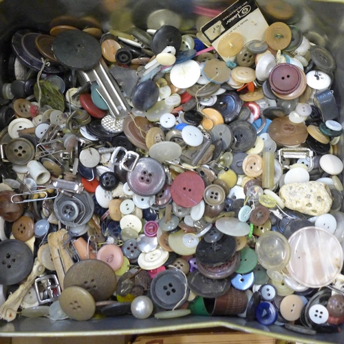 723 - A large box of vintage haberdashery and buttons