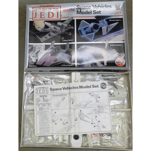 743 - An Airfix Star Wars Return of the Jedi space vehicle model set, 960217 with contents