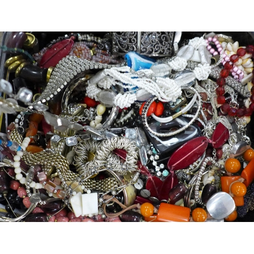 782 - Costume jewellery