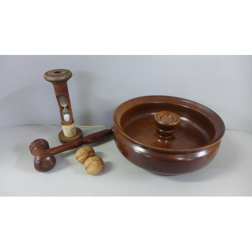 814 - Assorted treen; gavel, wine coaster, egg timer, small box and tray, etc.