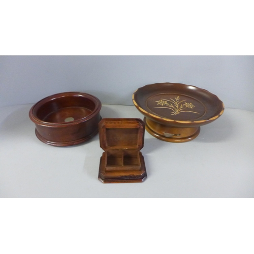 814 - Assorted treen; gavel, wine coaster, egg timer, small box and tray, etc.