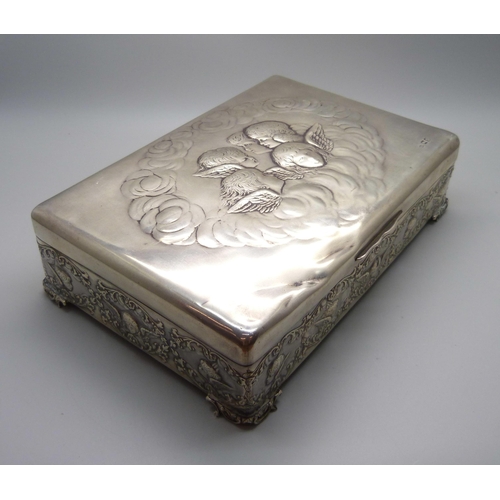 844 - A large silver box with Reynolds angels detail by William Comyns, London 1901, 761g total weight, 22... 