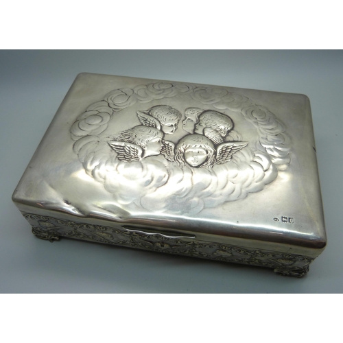 844 - A large silver box with Reynolds angels detail by William Comyns, London 1901, 761g total weight, 22... 