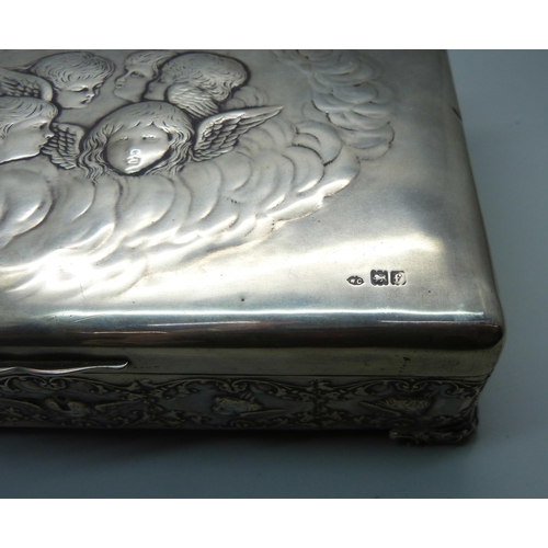 844 - A large silver box with Reynolds angels detail by William Comyns, London 1901, 761g total weight, 22... 