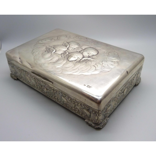 844 - A large silver box with Reynolds angels detail by William Comyns, London 1901, 761g total weight, 22... 