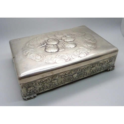 844 - A large silver box with Reynolds angels detail by William Comyns, London 1901, 761g total weight, 22... 