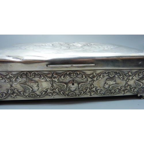 844 - A large silver box with Reynolds angels detail by William Comyns, London 1901, 761g total weight, 22... 