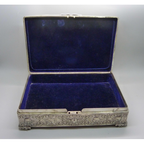 844 - A large silver box with Reynolds angels detail by William Comyns, London 1901, 761g total weight, 22... 