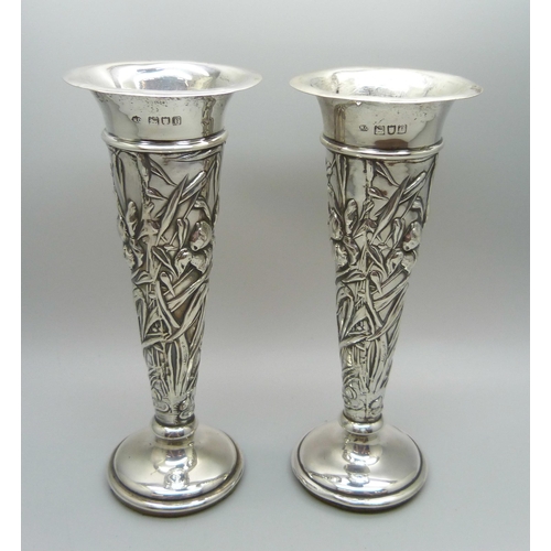 847 - A pair of silver Art Nouveau vases by William Comyns, London 1901, 16.5cm