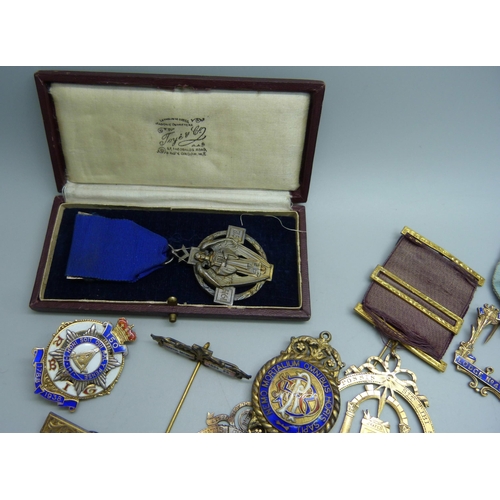 848 - A collection of silver Masonic medals including one Georgian, total weight 340g