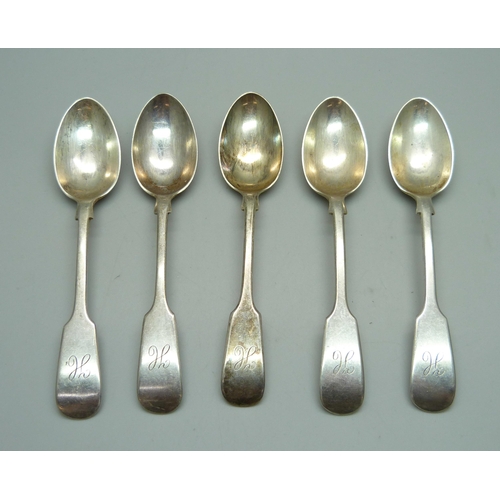 850 - A set of five silver teaspoons, 104g