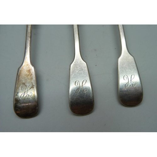 850 - A set of five silver teaspoons, 104g