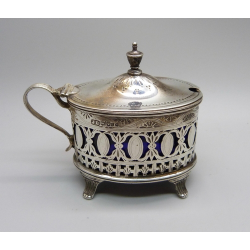 858 - A Victorian silver mustard, engraved decoration, London 1886, 73g