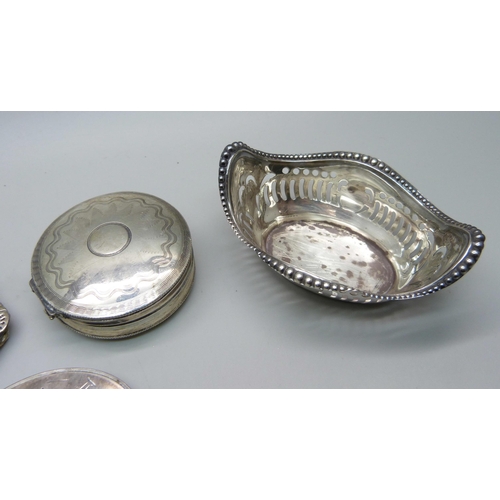 866 - A white metal pill box, a small photograph frame, both test as silver, a silver cheroot holder case,... 