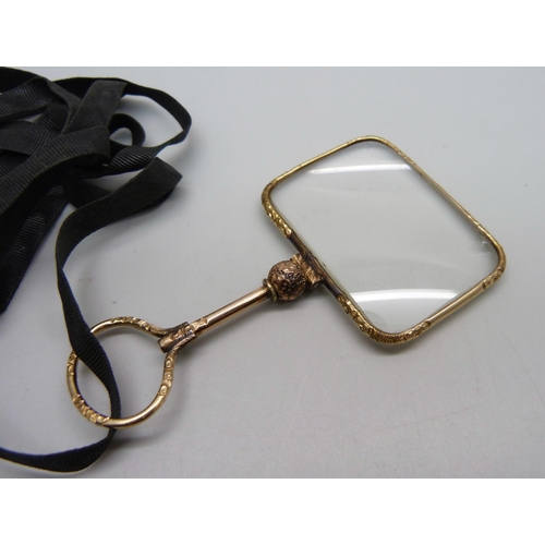 871 - A pinchbeck magnifying glass, small chip to the glass