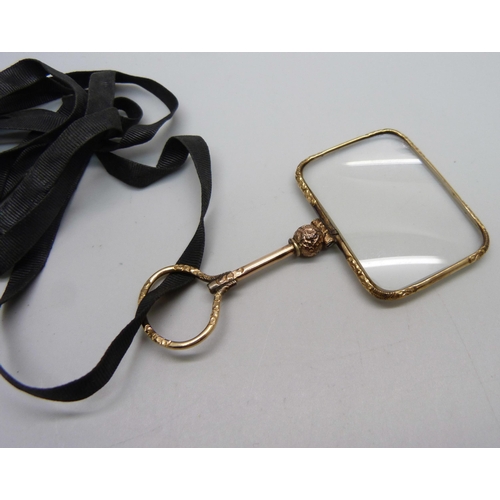 871 - A pinchbeck magnifying glass, small chip to the glass