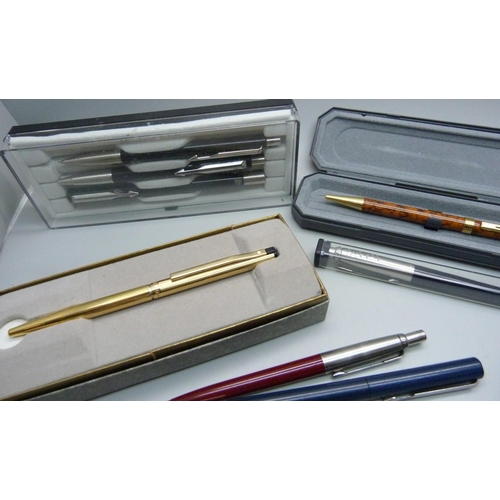 872 - A collection of pens including Parker and Sheaffer