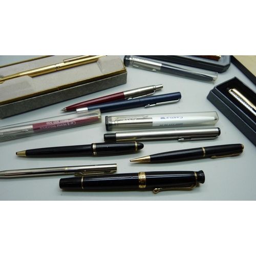 872 - A collection of pens including Parker and Sheaffer