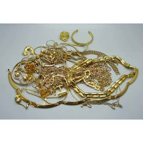 881 - Gold tone jewellery