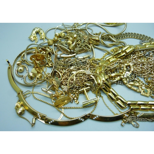 881 - Gold tone jewellery