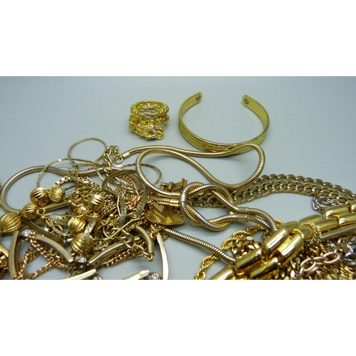 881 - Gold tone jewellery