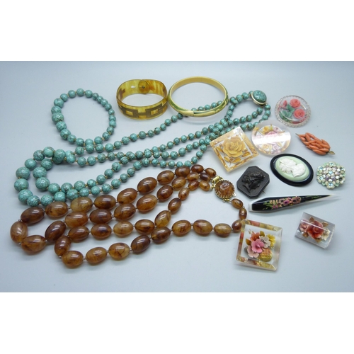 883 - A collection of vintage jewellery