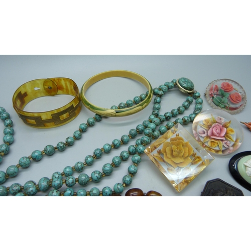 883 - A collection of vintage jewellery