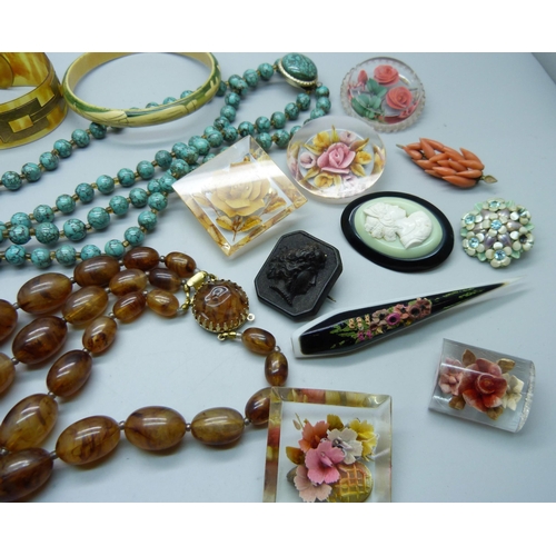 883 - A collection of vintage jewellery