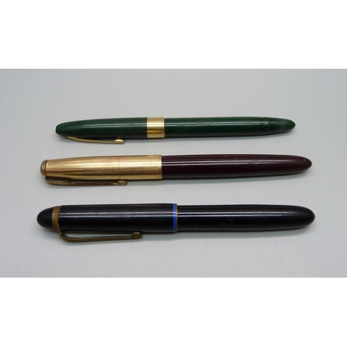 886 - A Sheaffer jade green snorkel fountain pen with a 14ct gold nib (cap a/f)), a Parker fountain pen an... 