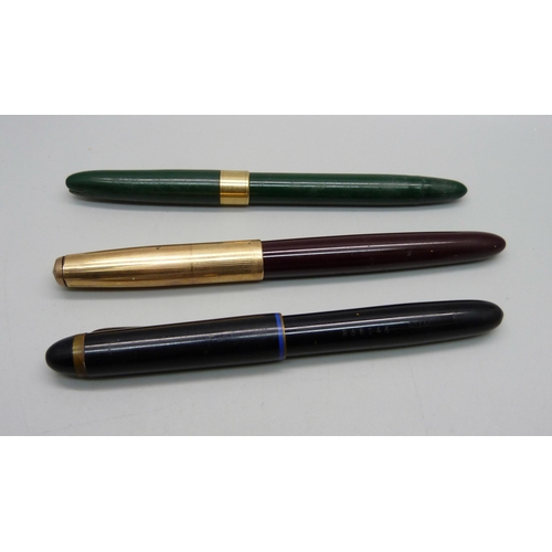 886 - A Sheaffer jade green snorkel fountain pen with a 14ct gold nib (cap a/f)), a Parker fountain pen an... 