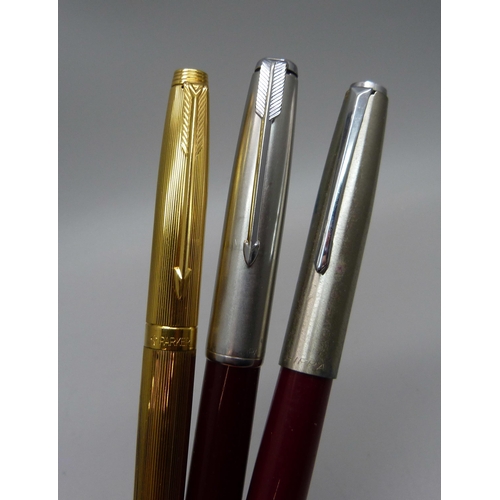 890 - A Parker pen set and a gold plated Parker fountain pen with a 14ct gold nib