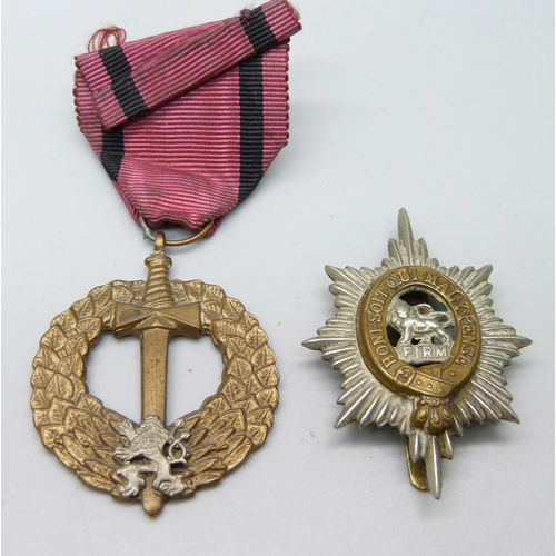 899 - A Worcestershire Regiment cap badge and a Czechoslovakian WWII medal