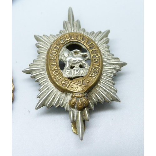 899 - A Worcestershire Regiment cap badge and a Czechoslovakian WWII medal