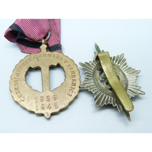 899 - A Worcestershire Regiment cap badge and a Czechoslovakian WWII medal