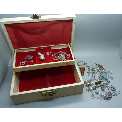 902 - A jewellery box with silver jewellery