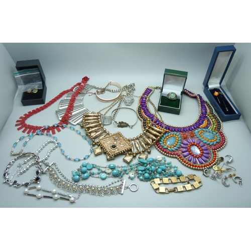 903 - Costume jewellery